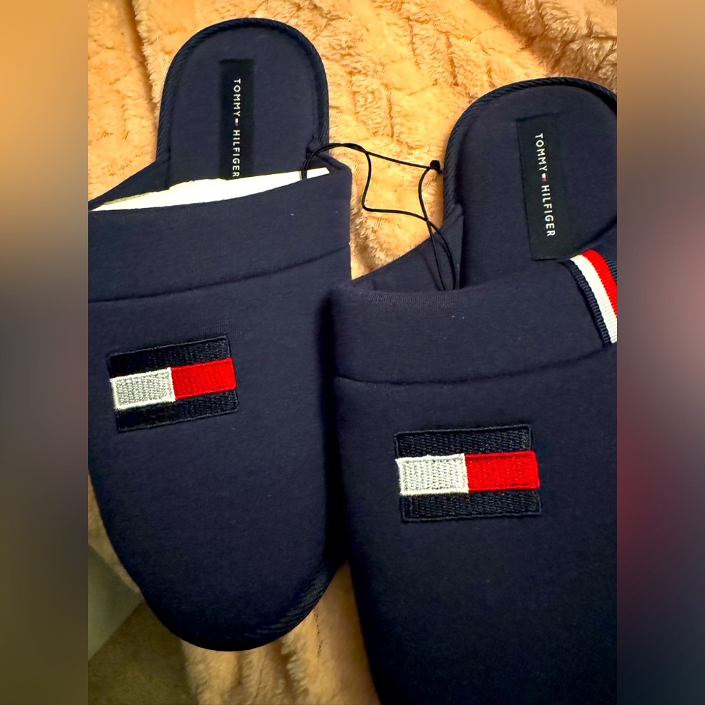 Tommy Hilfiger navy blue slippers w/red/white/navy flag on the close toe slipper